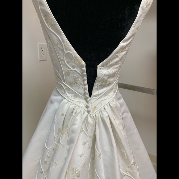 Size 4 Oleg Cassini Off White Beaded Button Back Wedding Gown Dress w/train - Picture 7 of 7